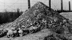 Una pila de huesos humanos y cr·neos se ve en 1944 en la concentraciÛn del campo nazi Majdanek en las afueras de Lublin, el segundo campo de exterminio m·s grande de Polonia despuÈs de Auschwitz, despuÈs de su liberaciÛn en 1944 por las tropas rusas.
