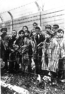 Enfants dans le camp d'Auschwitz-Birkenau photo prise par les SS vers 1943 ---  children in Auschwitz picture taken by SS of children in Auschwitz Birkenau death camp, c. 1943 *** Local Caption *** children in Auschwitz picture taken by SS of children in Auschwitz Birkenau death camp, c. 1943